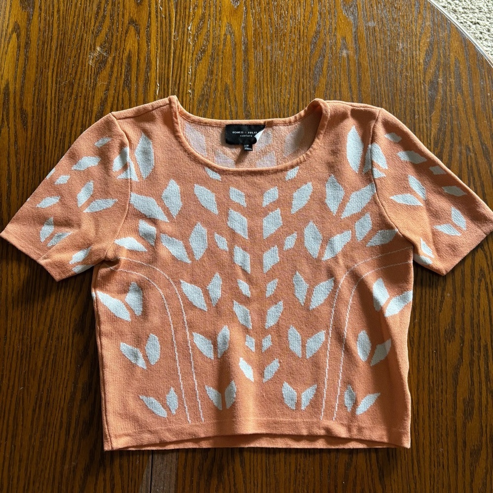 Romeo & Juliet Couture Peach Crop Top with White Leaf Pattern